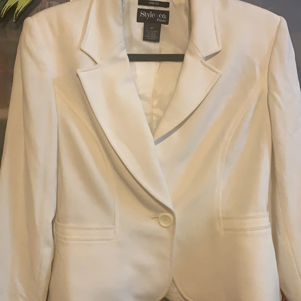 SZ 6 petite style &  Company stretch one button  lined down blazer cream incolor
